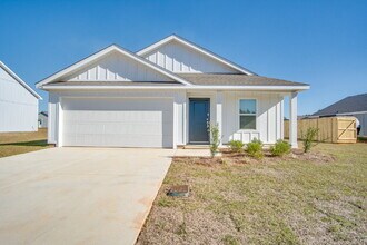 Building Photo - 4-Bedroom Eagles Ridge Rental with Open Floor Plan & Internet Included