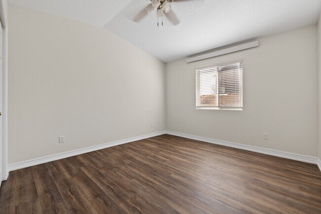 Vaulted ceiling master bedroom - 1311 Sydney Dr