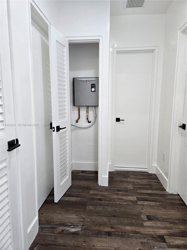 Building Photo - 987 NE 145th St