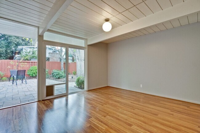 Building Photo - Updated 4 bed 2 bath Atrium Eichler in Pal...