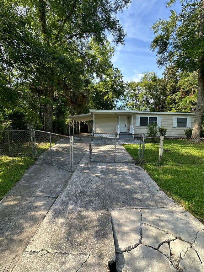 Building Photo - Newly remodeled 4 bed 2 bath home availabl...