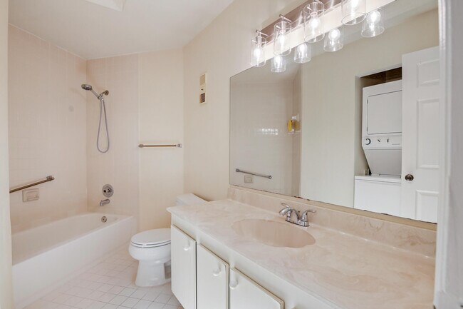 Building Photo - 3340 Lucerne Park Dr