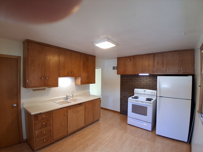 Kitchen w/ refr. & range - 5387 N Edgewater Ln