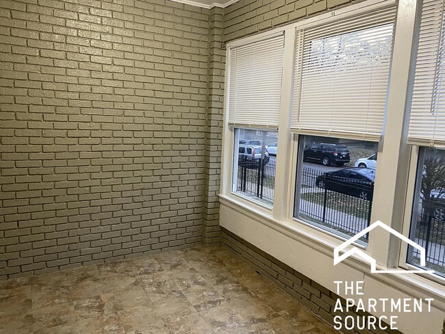 Building Photo - 1542 W Birchwood Ave
