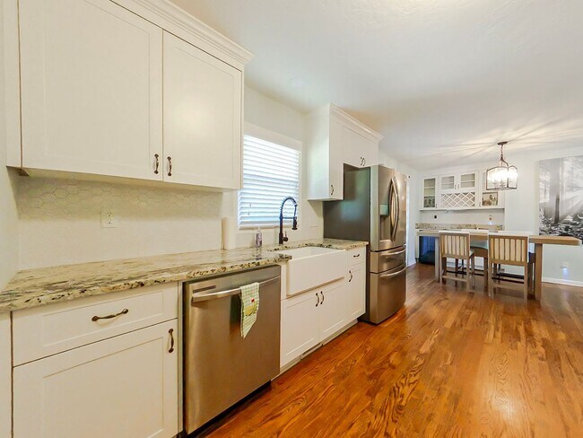 Building Photo - 1117 Eisenhower Dr