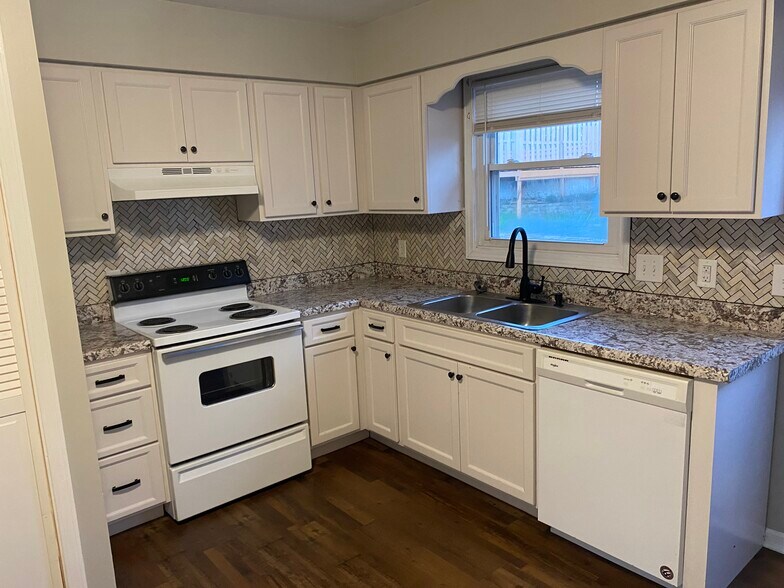 kitchen - 3718 Creekside Ct