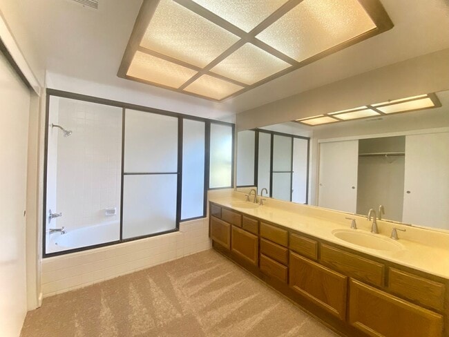 Building Photo - Large 5-bedroom 3-bathroom Home in Union C...