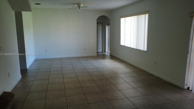 Building Photo - 1464 NE 40th Rd
