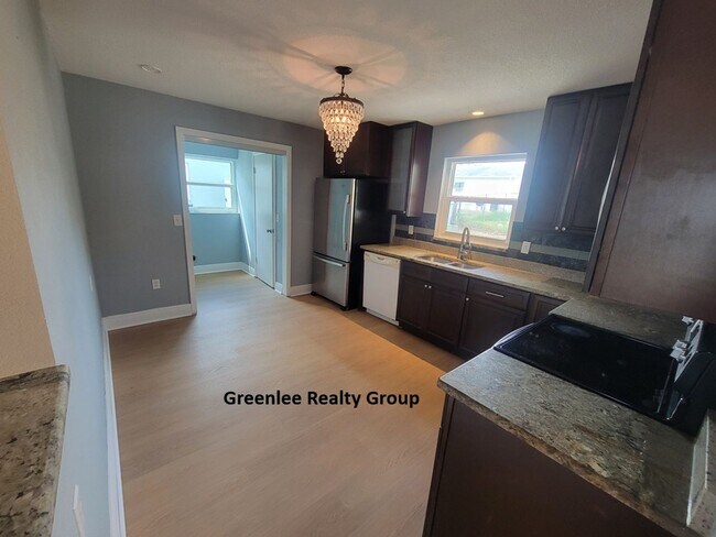 Building Photo - Beautifully Updated 3 Bedroom/2.5 Bathroom...