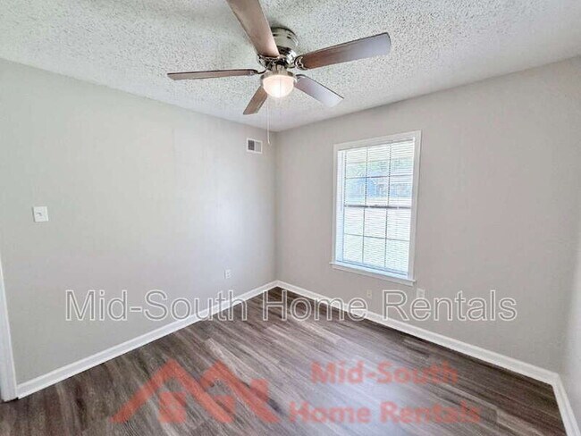 Building Photo - 4900 Walden Glen St