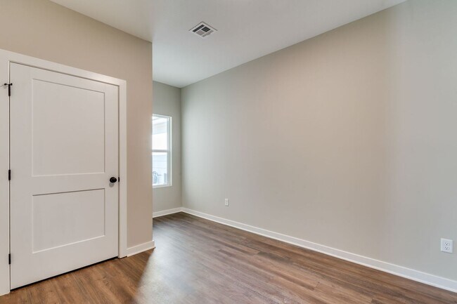 Building Photo - 15513 W Josephine St
