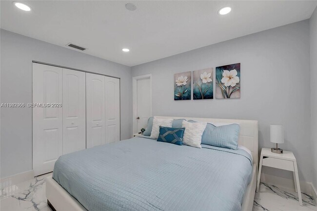 Building Photo - 895 W 39th Pl