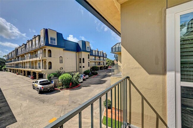 Building Photo - 921 Marine Dr