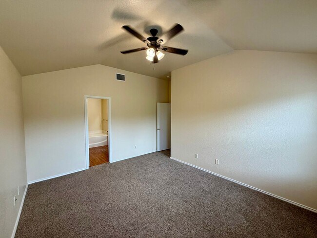 Building Photo - Beautiful 3 bedroom, 2 bathroom home in th...
