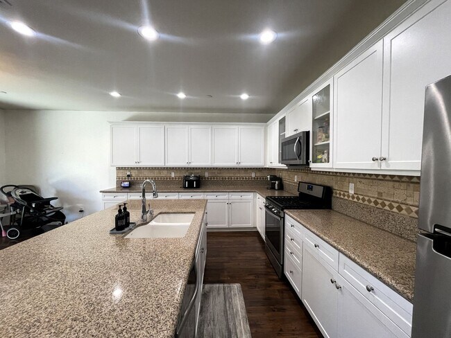 Building Photo - Rosamond 4 Bedroom + 2.5 Bathroom