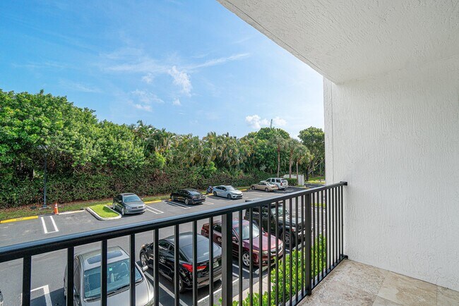 Building Photo - 1013 Villa Cir