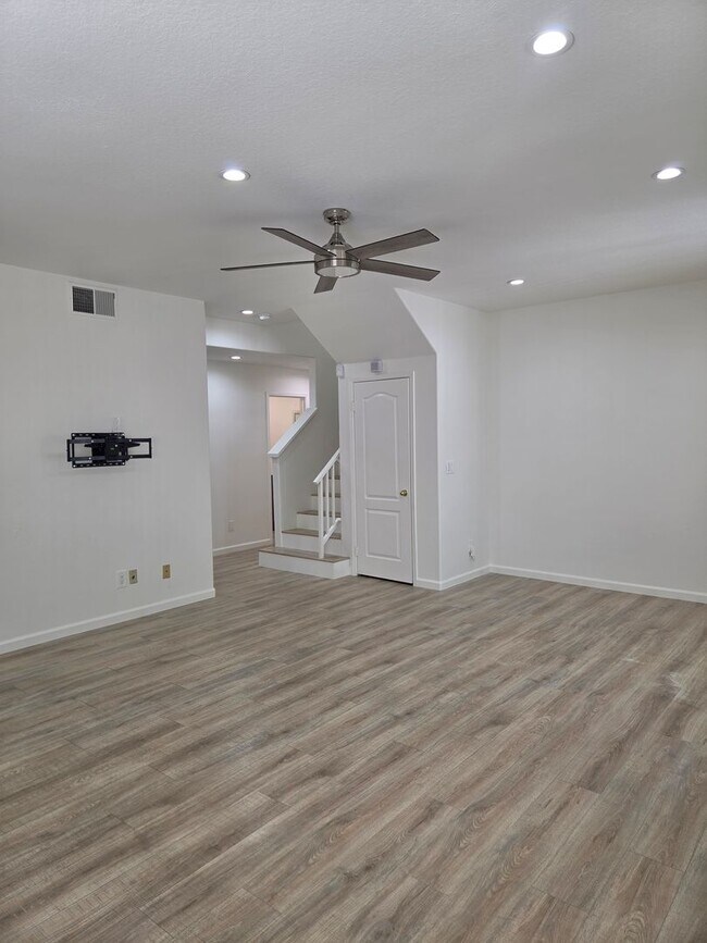 Building Photo - TOWNHOUSE-STYLE 3 BR + 2 1/2 BA UNIT IN CANYON COUNTRY AVAILABLE NOW