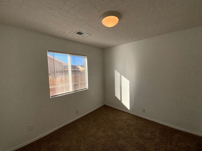 Building Photo - 4 Bedroom Single Story Home Available Near McMahon Blvd NW & Unser Blvd NW!