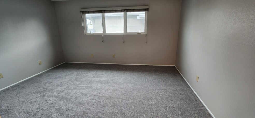 Master bedroom 15'x 12' - 1100 Opal St