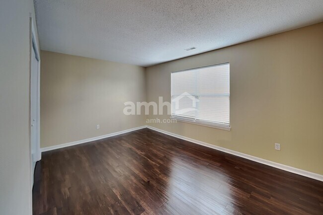 Building Photo - 2265 Lakecrest Dr