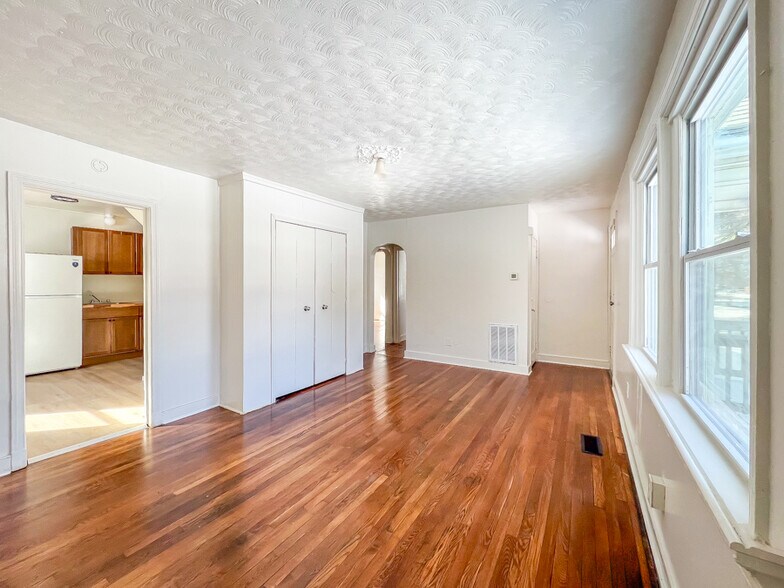 Building Photo - 1006 Greystone Ave