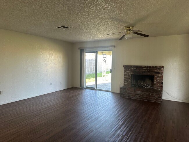 Building Photo - 247 S Simon St