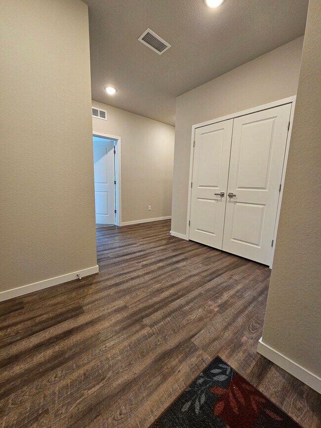 Building Photo - Gorgeous and Bright 2 Bed 2 Bath Large 3rd...