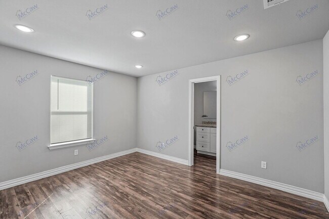 Building Photo - 105 Commerce St