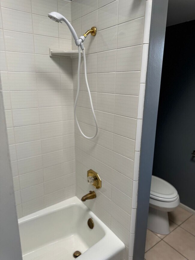 Building Photo - 3 bedroom 2 bath home in The Oaks