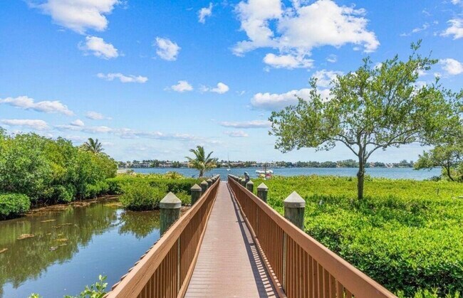 Building Photo - 320 Via Villagio