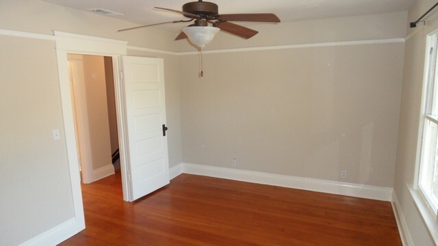 Building Photo - Charming craftsman home located in the hig...