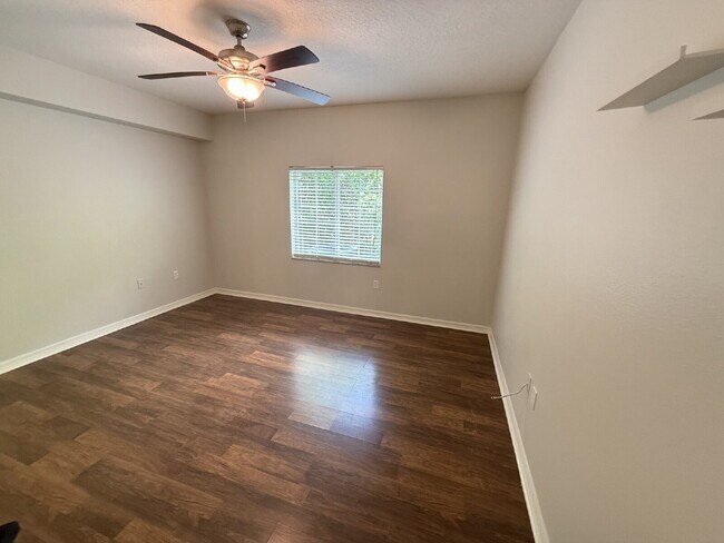 Building Photo - FIRST-FLOOR 3 BEDROOM CONDO IN VILLAGES OF BLOOMINGDALE!