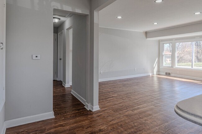 Building Photo - 112 Dawn Ave