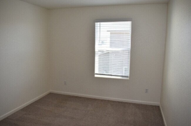 Building Photo - 624 Suzanne Dr