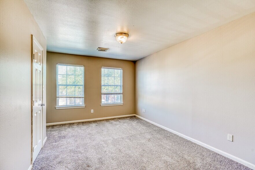 Building Photo - 4955 N Cancun Dr