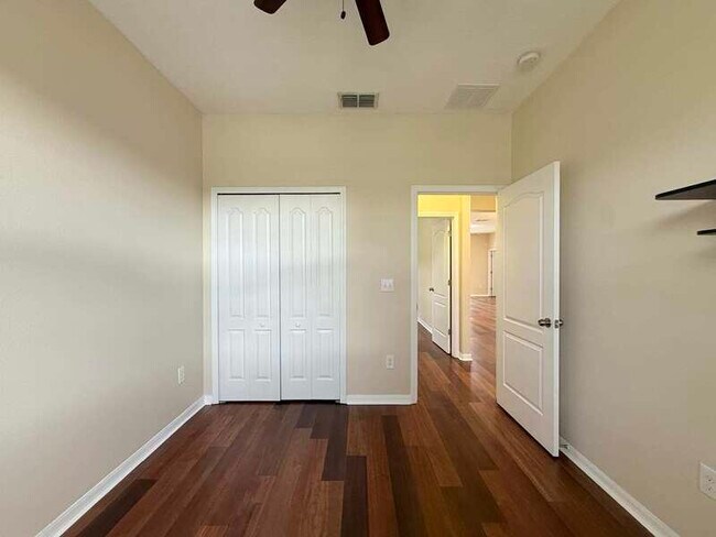 Building Photo - 930 Meadow Glade Dr