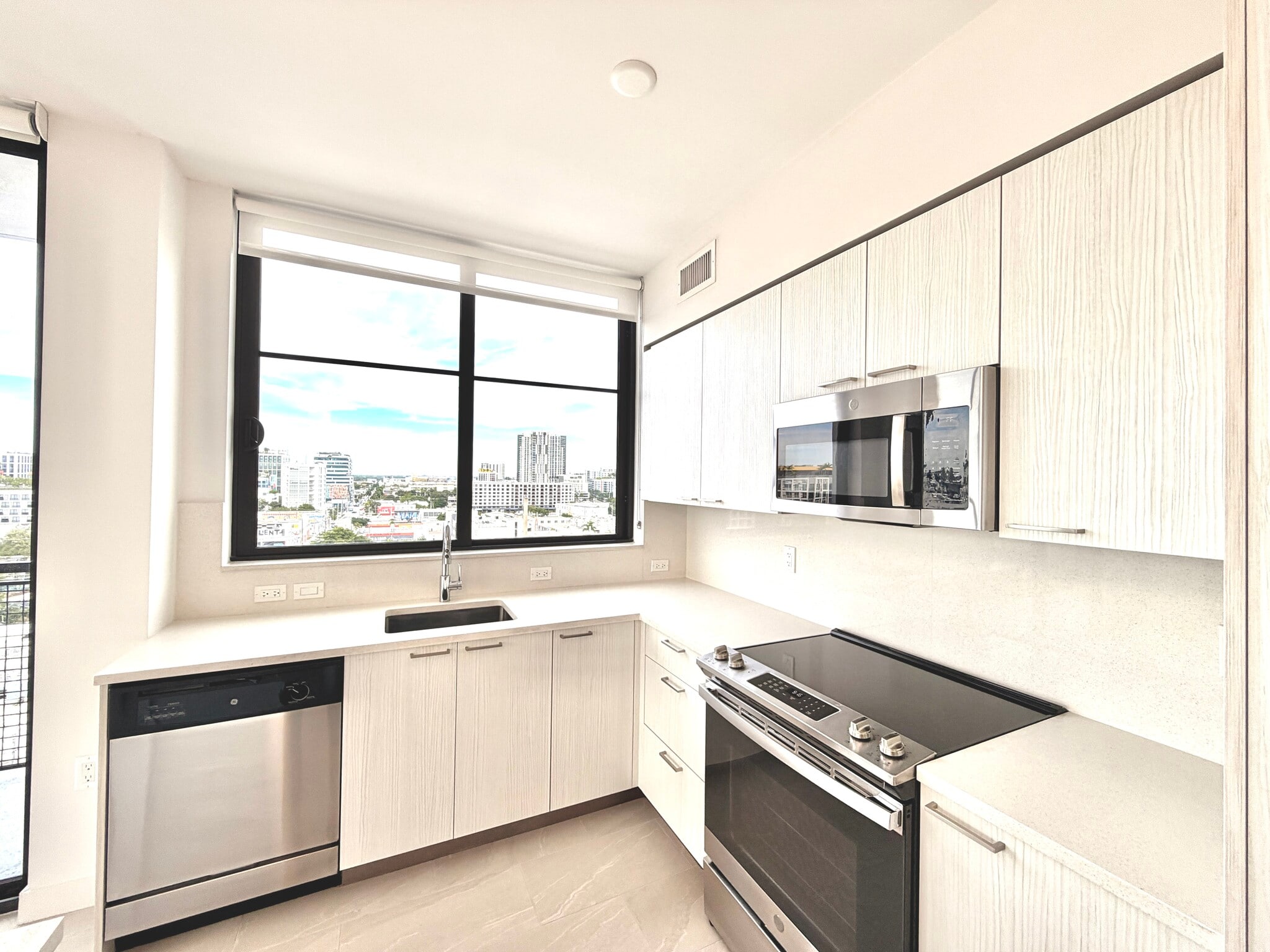 Building Photo - 1910 NW 1st Pl