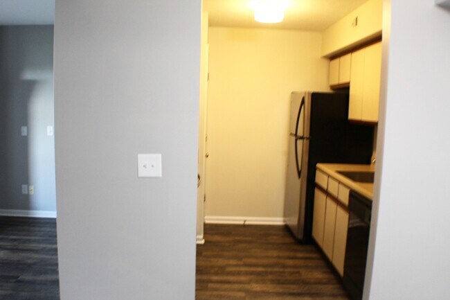 Building Photo - 2 bedroom Condo for rent! Available this A...