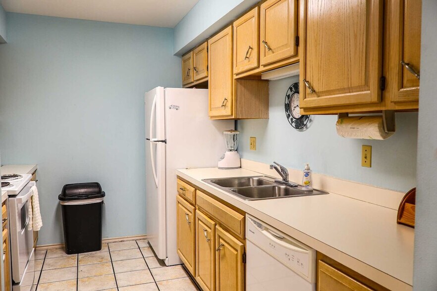 Building Photo - 108 E Campeche St