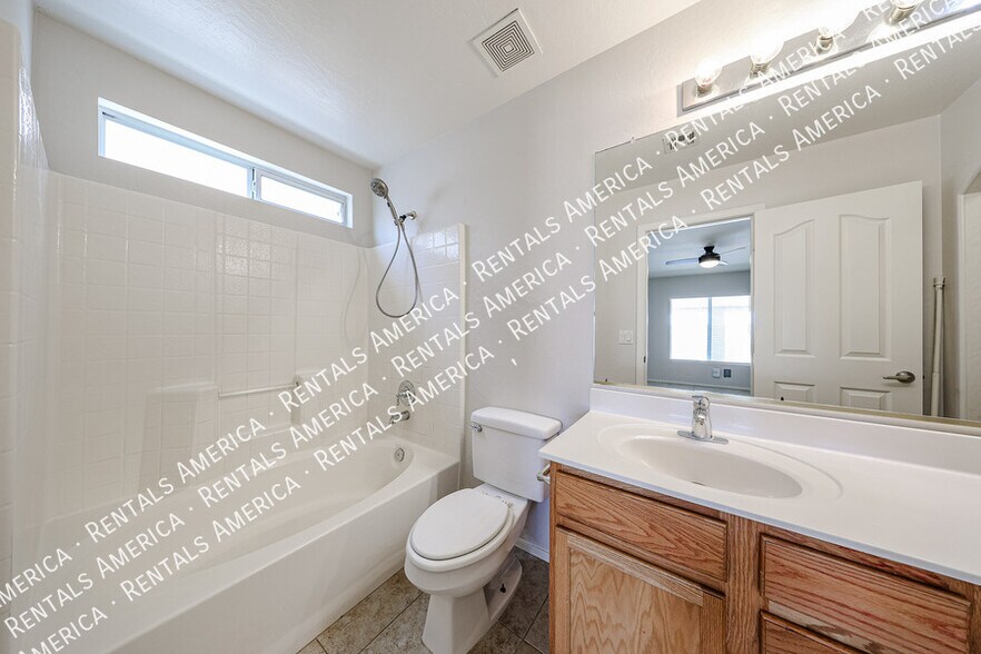 Building Photo - 4819 E Whitehall Dr