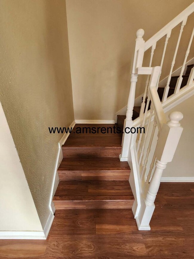 Building Photo - Delightful 3 bedroom 2.5 bath House