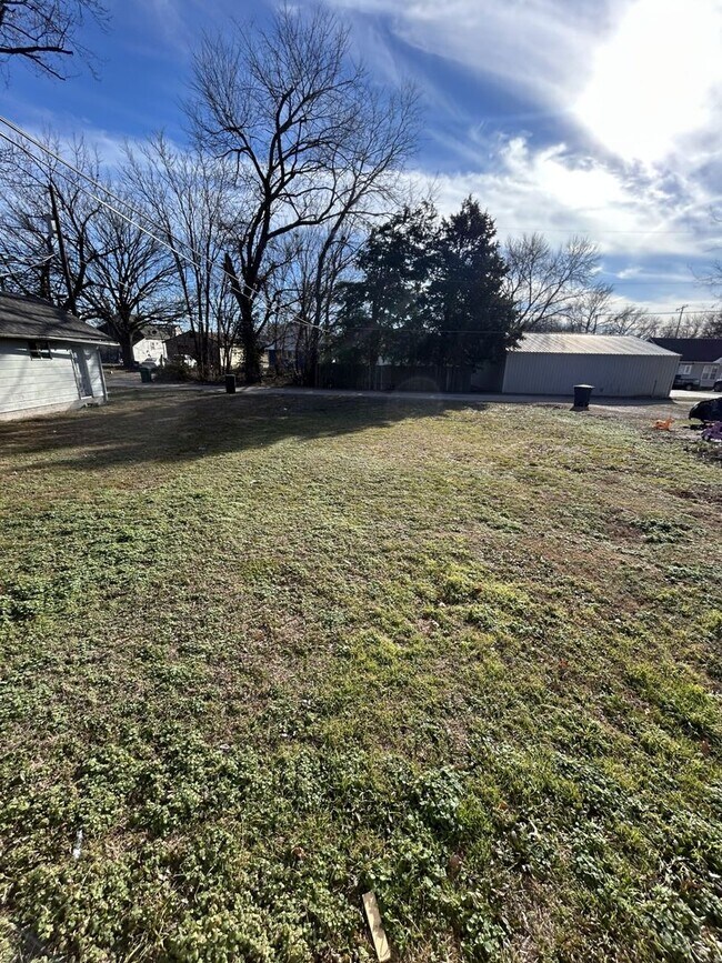 Building Photo - Very Nice 3BR/1BA Single Family Home w/Huge Back Yard!