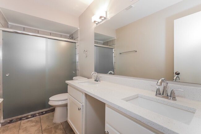 Building Photo - 701 Redondo Dr