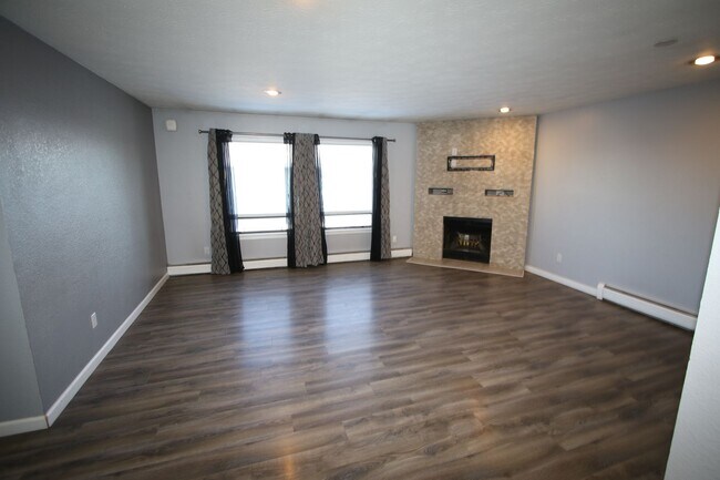 Primary Photo - Nicely Updated 3 Bedroom Condo Downtown!