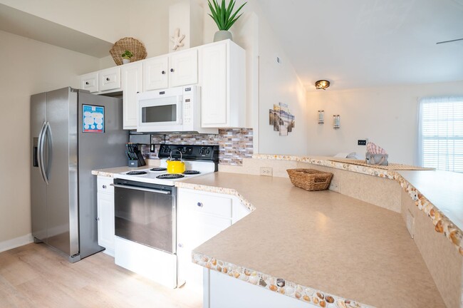 Building Photo - FURNISHED OFF-SEASON MONTHLY RENTAL-STARTI...