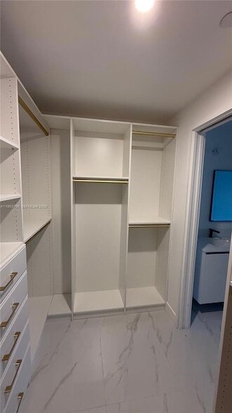 Building Photo - 700 NE 24th St