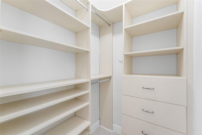 Building Photo - 2443 NE 26th St