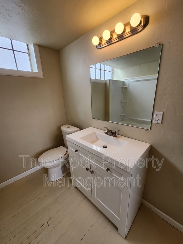 Building Photo - 208 E MAIN, Apt #3 (BILLS PAID- not including tv or wifi)