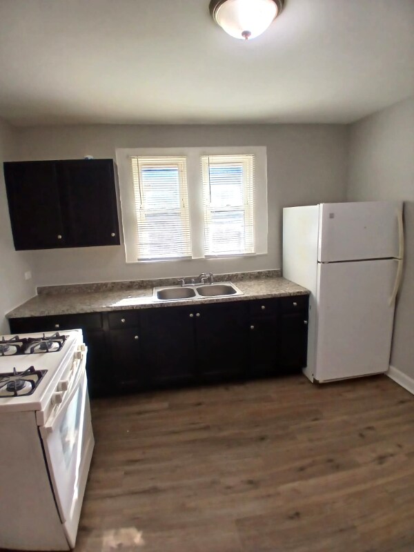 Building Photo - 708 W 116th Pl