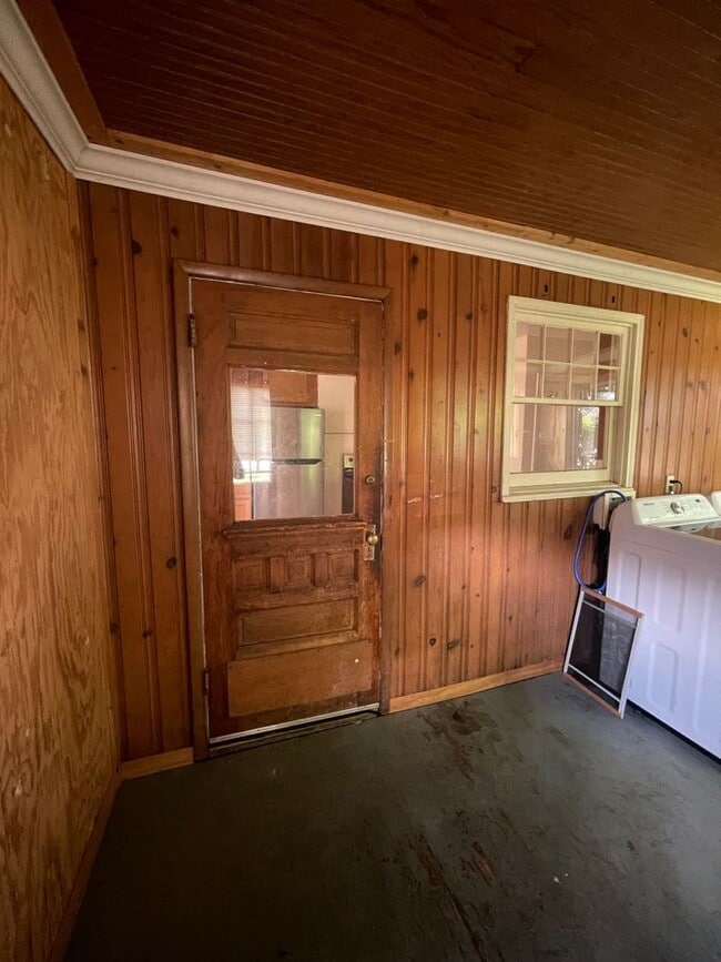 Building Photo - 4 bedroom 1 1/2 bath single family house with yard.